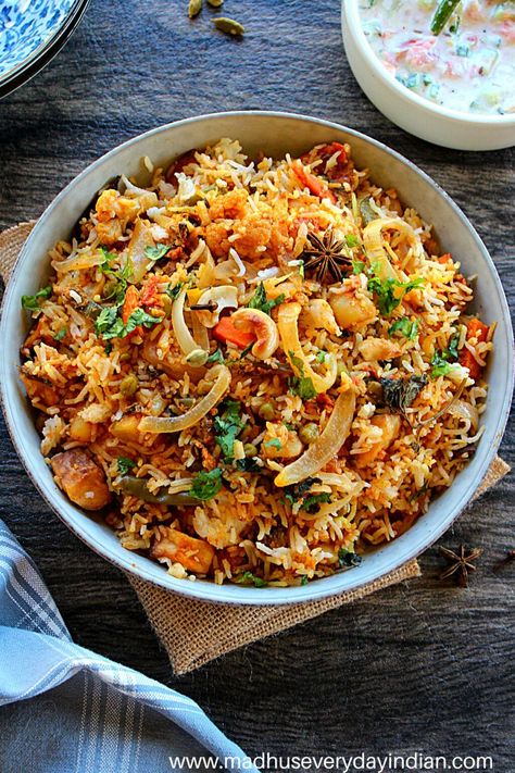 Biryani Vegetable, Vegetable Biryani Recipe, Vegetable Masala, Curry Fried Rice, Vegetable Gravy, Appetizer Board, Vegetable Biryani, Biryani Rice, Recipe Slow Cooker