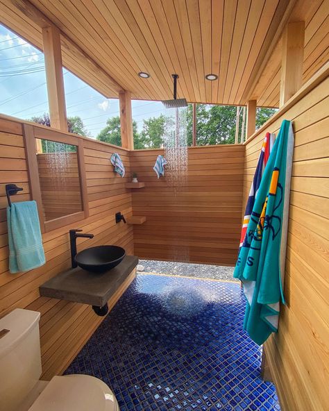 Discover 35 Outdoor Bathroom Ideas for a Blissful Retreat - placeideal.com Outdoor Shower Ideas Private Diy, Outdoor Patio With Bathroom, Evergreen Backyard, Pool Bathroom Ideas Outdoor, Outdoor Pool Bathroom Ideas, Outdoor Restroom Ideas, Pool House Bathroom Ideas, Rustic Outdoor Shower Ideas, Outdoor Bathroom Ideas