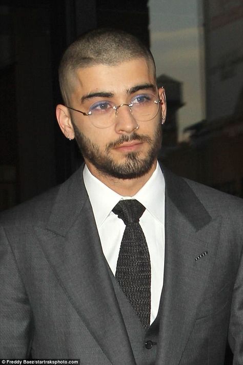 Is he wearing make-up? The former One Direction star, 24, sported a pair of circular glasses, which gave him the illusion he was wearing eyeshadow thanks to the flash of the camera Black Man With Glasses, Buzz Cut With Beard, Circular Glasses, Princess Bride Dress, Cut Glasses, Sunglasses Aesthetic, Glasses Frames Trendy, Glasses Outfit, Apartment In New York