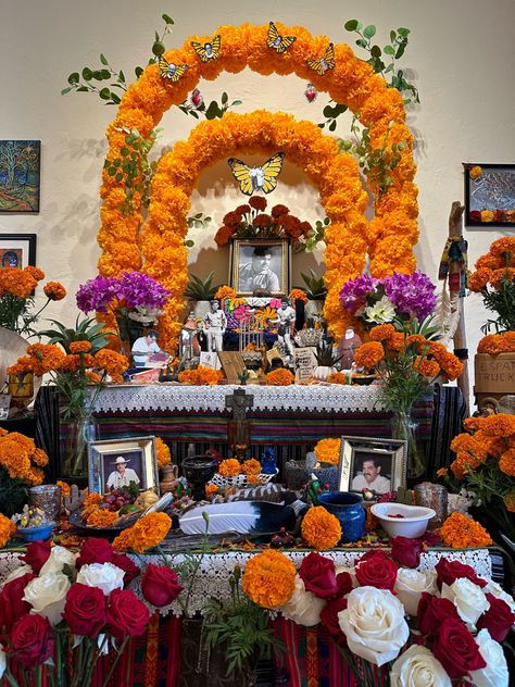 Pet Ofrenda, Ofrenda Ideas, Dia De Los Muertos Crafts Ideas, Dia De Muertos Altar Ideas, Day Of The Dead Altar, Day Of The Dead Diy, Dia De Los Muertos Decorations Ideas, Halloween Room Decor, Mexican Heritage