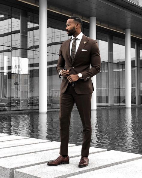 😎Looking forward to the sunny weather and the best business casual style this summer? Us too! We've compiled the best business causal trends to look out for this summer 2019. Be sure to look stylish this year by recreating these awesome summertime looks. Click to find out which business casual outfits for men summer are the ones you should be wearing ASAP. There’s nothing better than summertime outfits for men and work outfits for men offices. Smart casual work outfits are nice. #summ Man Wearing A Suit, Black Tuxedo Wedding, Mens Fashion Suits Formal, Groomsmen Tuxedos, A Man In A Suit, Man In A Suit, Brown Suit, Mode Costume, Brown Wedding