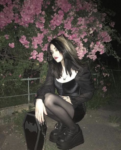 Goth Selfie Ideas, Edgy Photoshoot Grunge, Goth Poses, Gothic Poses, Goth Instagram, Tumblr Goth, Grunge Beauty, Goth Fits, Goth Outfit Ideas