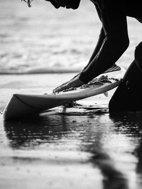 Getting ready. ph Laurent Pujol Surf Boy, Surfer Lifestyle, Surf Aesthetic, Simple Things In Life, Surf Vibes, Surfing Pictures, Surf Lifestyle, Surfing Photography, Surf Trip