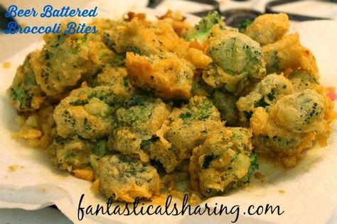 Beer Battered Broccoli Bites | Sometimes it's okay to batter healthy broccoli in beer and fry it! Everything in moderation, right?! #beer #broccoli #appetizer Battered Broccoli, Broccoli Bites, Fried Broccoli, Beer Battered, Beer Batter, Clean Eating Snacks, Food Network, Healthy Cooking, Savoury Food