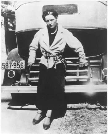 Clyde Chestnut Barrow (1909-1934) Part of the "Bonnie and Clyde" duo. Died May 23, 1934 in an ambush conducted by lawman Frank Hammer and five other lawmen outside of Gibsland, Louisianna. Bonnie And Clyde Costume, Bonnie And Clyde Halloween, Bonnie And Clyde 1967, Bonnie And Clyde Photos, Elizabeth Parker, Bonnie Parker, Bonnie And Clyde, Bonnie Clyde, Bonnie N Clyde