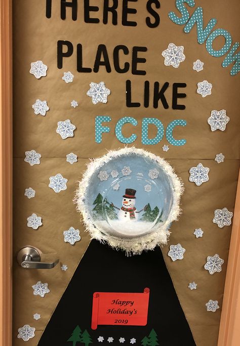 Snowball Bulletin Board Ideas, Snowglobe Bulletin Board Ideas, Snow Globe Door Decoration, Winter Displays, Hallway Decorations, Winter Classroom Decorations, Diy Snowman Decorations, Door Decorations Classroom Christmas, Holiday Snow Globe