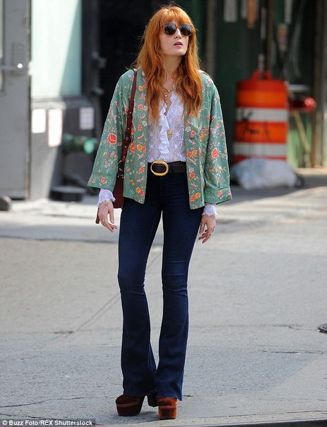 Florence Welch does retro glamour in flares and a kimono #dailymail Florence Welch Style, Mode Disco, 70s Mode, Look Hippie Chic, Moda Aesthetic, Mode Punk, Mode Hippie, Estilo Indie, 70s Inspired Fashion