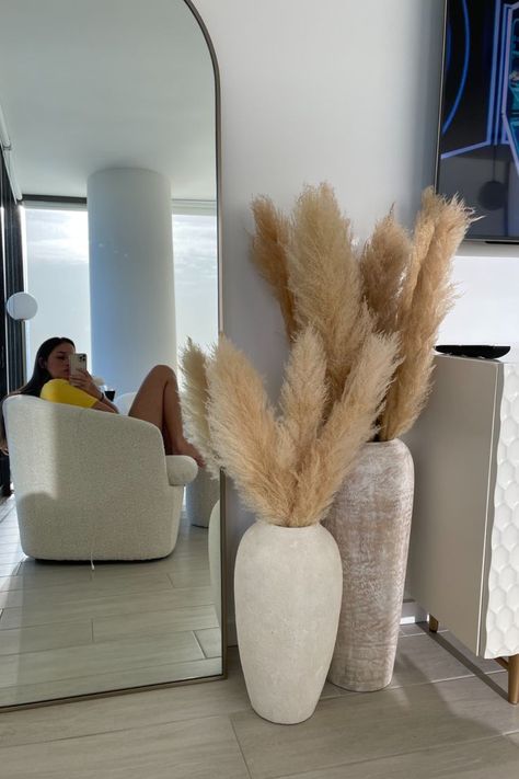 Pampas And Plant Decor, Vase In Front Of Mirror, Pampas Floor Arrangement, Beige Aesthetic Room Decor, Neutral Appartement, Neutral Bedroom Accessories, Minimalist Apartment Decor Ideas, House Decor Ideas Living Room, Aesthetic Salon Interior Design