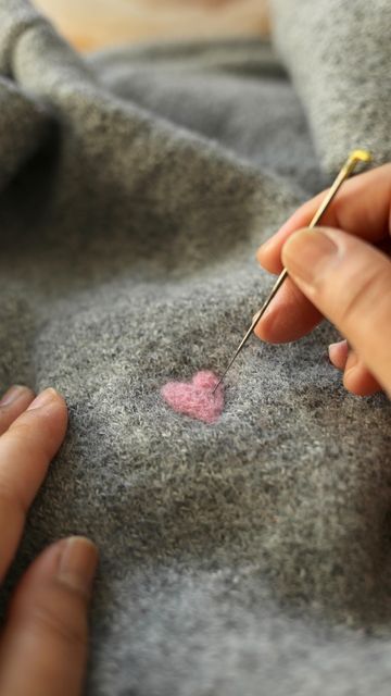 Felting On Fabric, Needle Felting Clothing, Needle Felting Mending, Felted Sweater Crafts, Felted Sweater Projects, Needle Felting On Sweaters, Needle Felted Clothes, Felting On Clothes, Needle Felting On Clothes