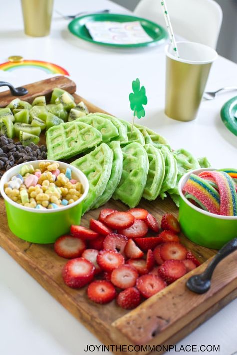 Are you planning to celebrate St. Patrick's Day with the kids? Find St. Patrick's Day breakfast ideas like a waffle charcuterie board, yummy toppings ideas, and festive decorations! #stpatricksday #holidays #breakfastideas #waffles #waffleboard #partydecorations #kidsparty #breakfast Waffle Charcuterie Board, St Patricks Food, St Patrick Day Snacks, Sant Patrick, St Patrick Day Treats, St Patricks Day Crafts For Kids, St Patrick Day Activities, St Patricks Day Food, Saint Patties