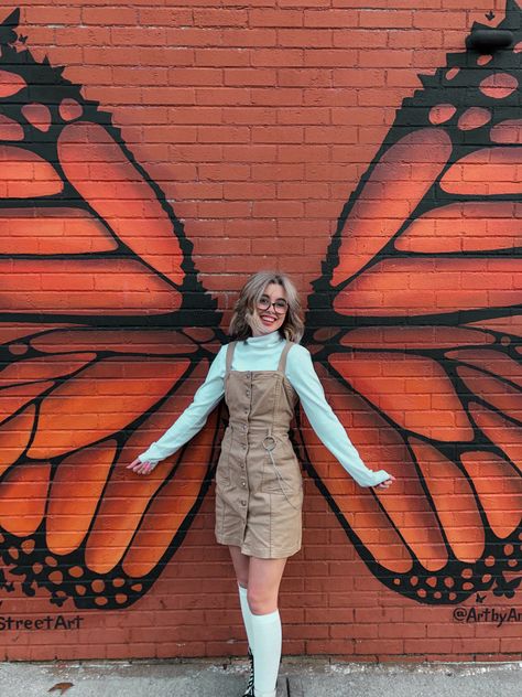 Butterfly Wings On Wall, Butterfly Wings Photoshoot, Butterfly Photoshoot Ideas, Mural Poses, Wing Poses, Butterfly Photoshoot, Wall Photoshoot, Angel Photos, Butterfly Pose