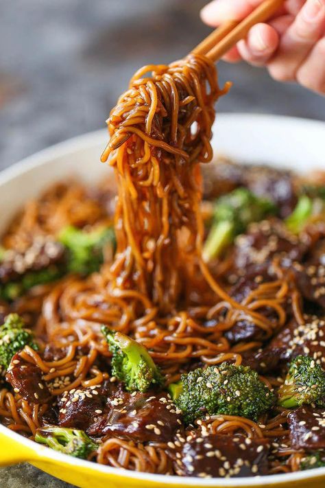 Beef and Broccoli Ramen Stir Fry - Everyone's favorite beef and broccoli turned into the easiest stir fry noodles EVER! It's even better as leftovers! Broccoli Ramen Stir Fry, Beef And Broccoli Ramen, Broccoli Ramen, Fry Noodles, Ramen Stir Fry, Resep Pasta, Cibo Asiatico, Ramen Noodle Recipes, Easy Stir Fry