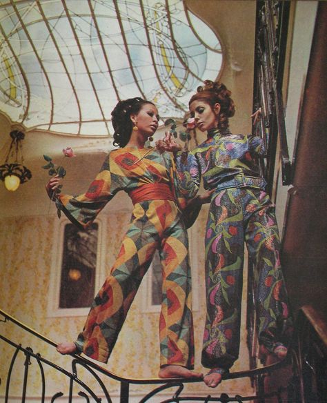 https://flic.kr/p/8pSNGY | Art Nouveau | Fashion Editorial,photographed in Paris and inspired by Art Nouveau.Brazilian Magazine:Jóia,August 1967. Nouveau Fashion, Art Nouveau Fashion, Brazilian Style, Paris Inspired, Fashion 1960s, Swinging Sixties, Art Style Inspiration, 1960s Fashion, Fashion Images