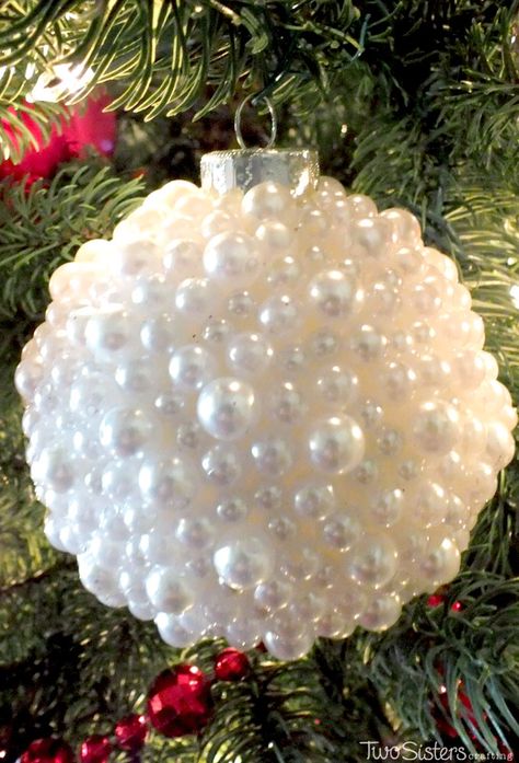 These Pearl Christmas Tree Ornaments are a fun craft that results in beautifully unique Christmas Ornaments that you can make for yourself or as a fun DIY Christmas Gift. Pin this Christmas Craft for later or follow us for more great Christmas Decoration ideas and crafts. Diy Christmas Baubles, Pearl Christmas, Diy Christmas Ornaments Easy, Christmas Tree Decorations Diy, Unique Christmas Ornaments, Unique Christmas Decorations, Unique Christmas Trees, Glass Christmas Tree Ornaments, Easy Christmas Diy