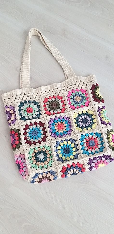 crochet grany square bags Fits Inspiration, Crochet Beach Bags, Rainbow Bag, Womens Crochet Patterns, Bead Crochet Patterns, Easy Crochet Stitches, Granny Square Bag, Retro Bags, Kawaii Crochet