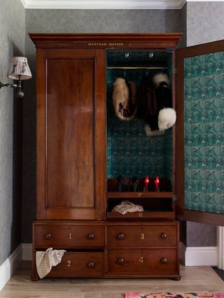 Interior tailors Wallpaper Wardrobe Inside, Wardrobe Design Vintage, Closet Wood Design, 1920s Wardrobe Furniture, Vintage Armoire Bedroom, Antique Wooden Wardrobe, Antique Storage Cabinet, Vintage Wardrobe Design, Vintage Wardrobe Upcycle