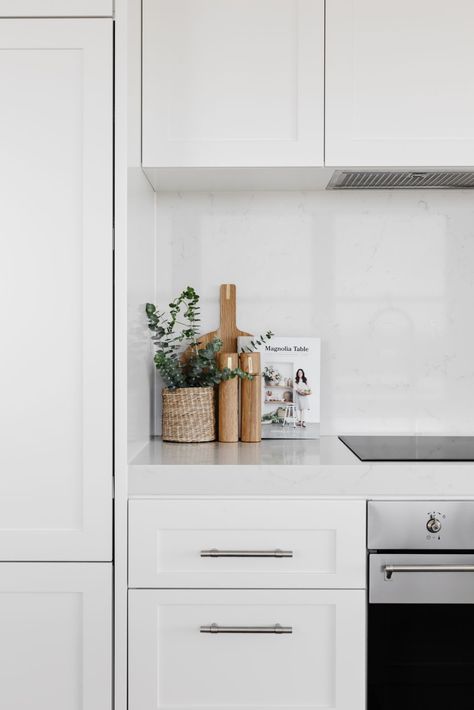 Kitchen Staging, Kitchen Countertop Decor, White Shaker Kitchen, Countertop Decor, Kitchen Counter Decor, Counter Decor, All White Kitchen, Kitchen Benches, Decoration Inspiration