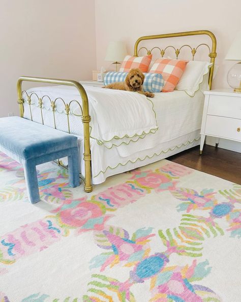 Cute Room Preppy, Vintage Bright Bedroom, Light And Airy Bedroom With Pops Of Color, Preppy Desk Inspiration, One Room Airbnb Ideas, Cute Pillow Ideas, Yellow Coastal Bedroom, Colorful Dorm Ideas, Cute Apartment Room Ideas