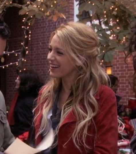 Blair Y Serena, Serena Gossip Girl, Gossip Girl Hairstyles, Gossip Girl Serena, Blair And Serena, Gossip Girl Aesthetic, Serena Van Der, Gossip Girl Outfits, Serena Van