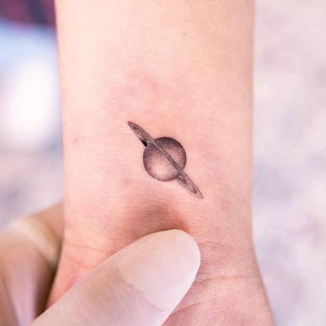 Saturn Astronomy Tattoo, Saturn Tattoo, Tatuagem Masculina Pequena, Patchwork Inspiration, Planet Tattoos, Alien Tattoo, Cute Small Tattoos, Tattoo Feminina, Subtle Tattoos