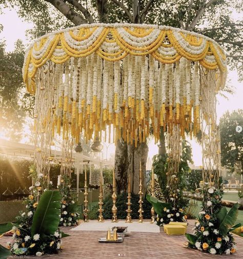 Wedding Mandap Outdoor, Indoor Indian Wedding Decorations, Reception Outdoor Decor, Outdoor Haldi Decoration, Simple Indian Wedding Decorations, Haldi Entrance Decor, Phera Mandap Decor, Indian Wedding Aesthetic Decor, Outdoor Wedding Ceremony Decorations