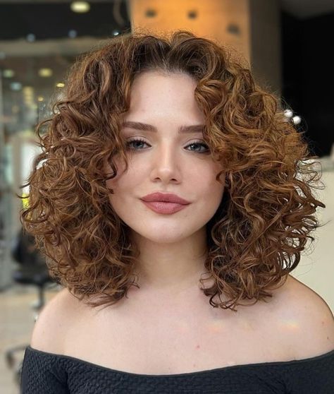 Medium Curly Haircuts For Oval Faces, Curly Hair Styles Round Face, Short Hair Curly Round Face, Short Hair For Curly Hair Round Face, Round Face Hairstyles Curly Hair, Round Layered Curly Hair, Short Curly Haircuts Long Face, Short Curly Haircut Round Face, Short Curly Round Face