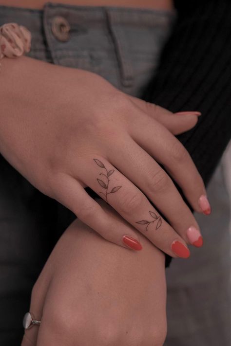 Pretty Ring Finger Tattoos, Ivy Tattoo Hand, Finger Tattoos Wrap Around, Leaves Finger Tattoo Stencil, Cute Ring Tattoos For Women, Wrap Finger Tattoo, Leaf Tattoo On Finger, Finger Tattoos Flower Wrap, Vine Tattoo Finger To Arm