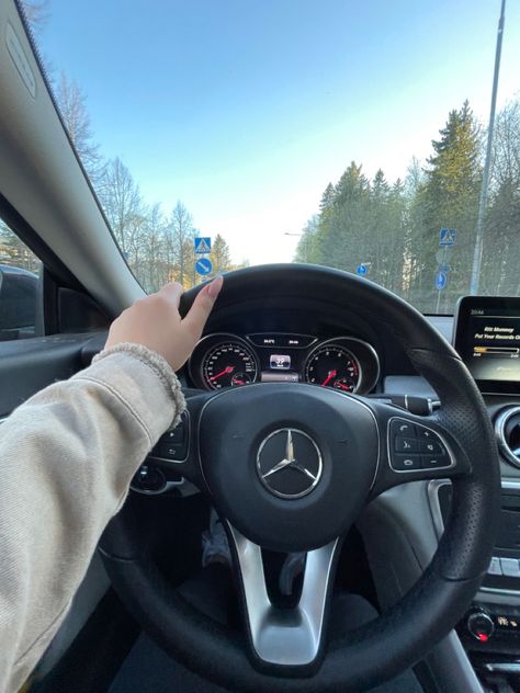 Mercedes Girl, Mercedes Ml350, Bmw Girl, Girls Driving, Dream Cars Mercedes, Creative Profile Picture, Mercedes Car, Driving Pictures, Classy Cars