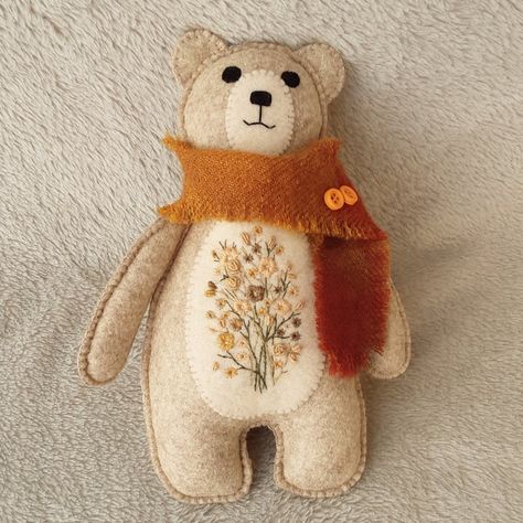 Teddy Bear Ornaments Diy, Teddy Bear Hand Embroidery, Xmas Felt Crafts, Diy Sewing Ornaments, Felt Gifts For Kids, Felt Bear Pattern Free, Felt Christmas Gifts, Embroidered Stuffed Animals, Felt Bear Ornament