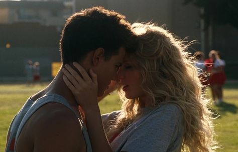 Taylor Swift and Taylor Lautner - Valentine's Day (2010) Taylor Swift Kissing, Taylor Swift Kiss, Island Pics, Taylor Swift 2014, Movie Kisses, Taylor Swift Dress, Patrick Schwarzenegger, Taylor Boyfriend, Taylor Swift Party