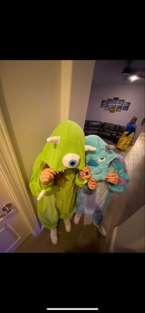 Duo Fits Halloween, 2 Person Matching Halloween Costumes, Aesthetic Halloween Duo Costumes, Duo Halloween Costumes Mike And Sully, Cute Mike And Sully Costumes, Silly And Mike Costume, Matching Halloween Costumes For Bsf, Matching Bsf Halloween Costume, Couples Group Costumes