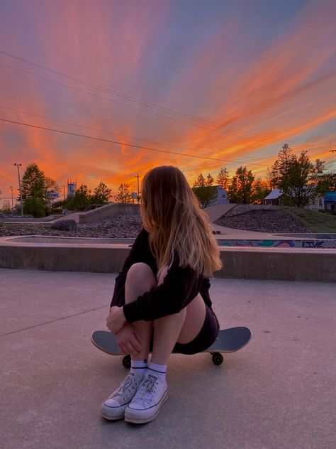 Skate park, sunset, happy, photo shoot inspo, converse, orange, pink Skateboard Picture Ideas, Skater Girl Photoshoots, Skate Photo Ideas, Photo With Skateboard, Skate Aesthetic Girl, Skateboard Girl Aesthetic, Skate Park Aesthetic, Skate Park Photoshoot, Skateboard Poses