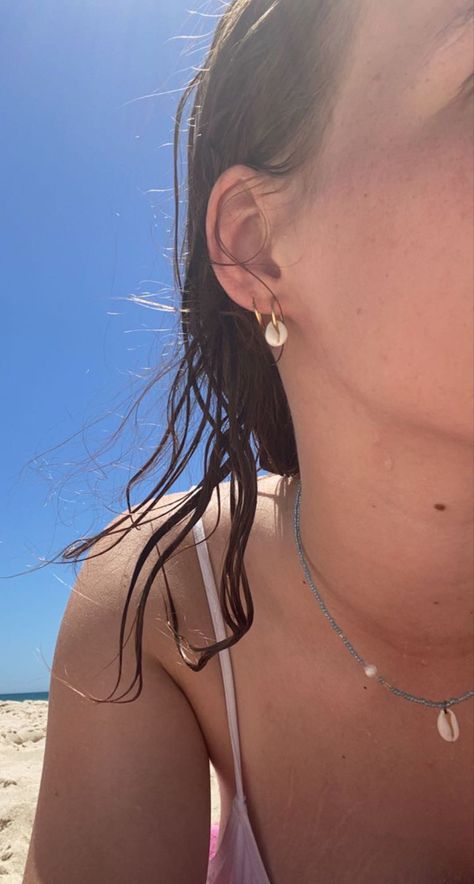 beach sun, beach vibes, sunny, brown hair, bikini, shell vibes Beach Ear Piercings, Shell Earrings Aesthetic, Beachy Earrings Aesthetic, Poka Shell Necklace, Puka Shell Earrings, Summer Earrings Beach, Beachy Jewelry Necklaces, Puka Shell Jewelry, Seashell Beaded Necklace