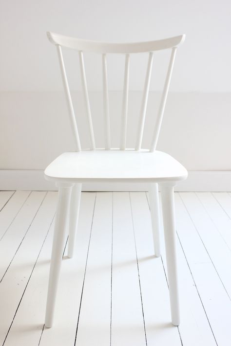 <3 Simple White Chair, White Chair Wood Table, White Wood Chair, White Chairs Wood Table, White Wooden Chair, White Background Plain, White Wooden Chairs, Chair Design Wooden, Party Chairs