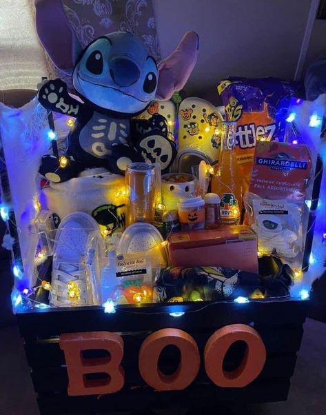 Nightmare Before Christmas Boo Basket, Hello Kitty Halloween Basket, Boo Basket Hello Kitty, Boo Basket Ideas For Girlfriend, Gift Baskets For Friends, Baskets For Friends, Baskets For Kids, Diy Halloween Gifts, Halloween Decorations Apartment