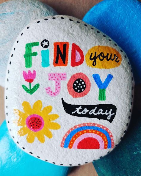 Motivational Rocks Painting, Happy Rock Painting Ideas, Kindness Rock Painting Ideas, Painted Rocks With Sayings, Kindness Rocks Ideas Easy, Inspirational Rock Painting Ideas Easy, Positive Painted Rocks, Fun Painted Rocks, Inspirational Rock Painting Ideas