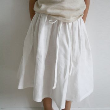 Simple mais avec tuto quand même  http://www.fabrics-store.com/blog/2010/05/06/wrapped-up-how-to-sew-a-linen-skirt/ Linen Skirt Pattern, A Line Skirt Pattern, Wrap Skirt Pattern, Linen Wrap Skirt, Simple Skirt, Skirt Tutorial, Diy Vetement, Diy Skirt, Skirt Patterns Sewing