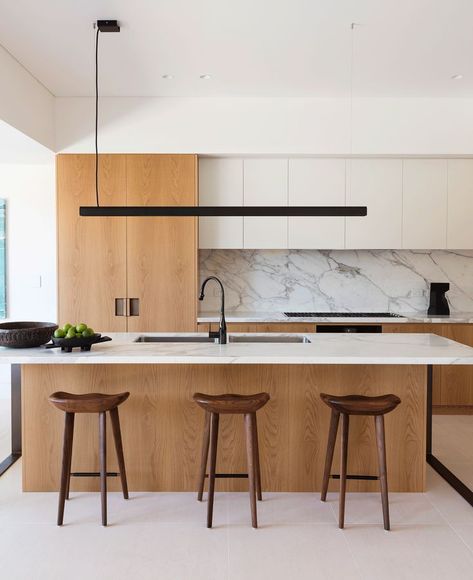 Daniel Boddam | Methuen Minimalist interiors. Refined sense of luxury using natural sandy tones and bespoke details. Japandi Kitchen Ideas, Stained Cabinets, Design Interior Modern, Interior Dapur, Stone Countertop, Minimalist Kitchen Design, Interior Vintage, Contemporary Kitchen Design, Hus Inspiration