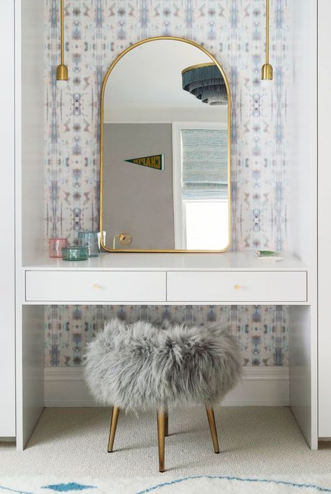 Floating Makeup Vanity Diy, Leaning Vanity, Floating Makeup Vanity, Room Panelling, Modern Teen Bedrooms, Transitional Closet, Fur Stool, Built In Vanity, Cool Teen Bedrooms