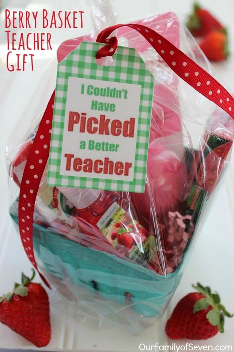 Berry Basket Teacher Gift with FREE Printable Tag- an easy and personal Teacher Appreciation Gift idea. Appreciation Gifts Diy, Teacher Gift Baskets, Berry Basket, Teacher Appreciation Gifts Diy, Daycare Teacher, Teachers Diy, Diy Gift Baskets, Berry Baskets, Best Teacher Gifts