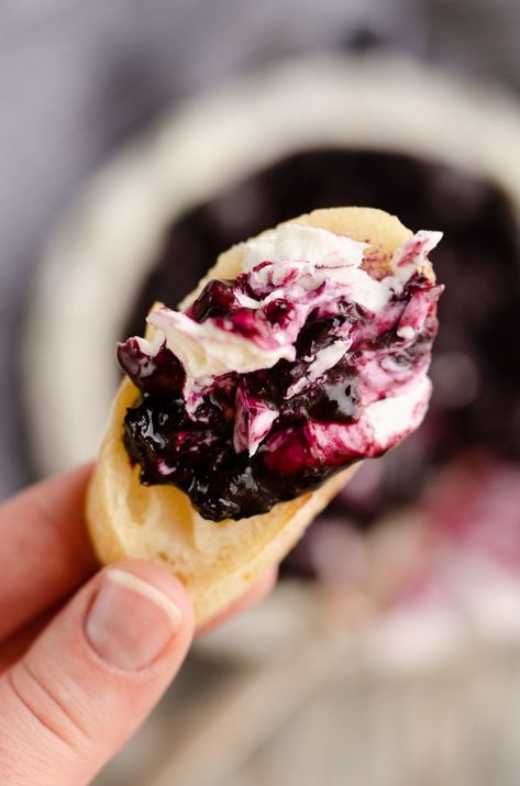 Blueberry Balsamic, Crusty French Bread, Rosemary Honey, Goat Cheese Appetizer, Whipped Goat Cheese, Cheese Appetizer, Fingerfood Party, Best Appetizer Recipes, 15 Minute Meals