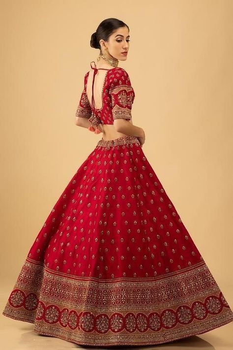 Lehenga Bridal Look, Red Lehenga Bridal, Lehenga Outfits, Silk Bridal Lehenga, Bridal Clothes, Best Indian Wedding Dresses, Sabyasachi Bridal, Bridal Lehenga Online, Lehenga Bridal