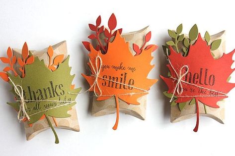 Fall Gift Wrapping Ideas, Fall Treat Boxes, Thanksgiving Diy Decorations, Autumn Packaging, Pillow Box Packaging, Autumn Pillow, Leaf Pillow, Thanksgiving Favors, Pillow Boxes