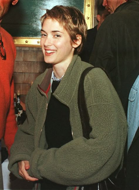 Winona Ryder Short Hair, Fleece Outfit Women, Short Hair Pixie, Patagonia Style, Winona Forever, Patagonia Retro, Patagonia Outfit, Fleece Outfit, Pullovers Outfit