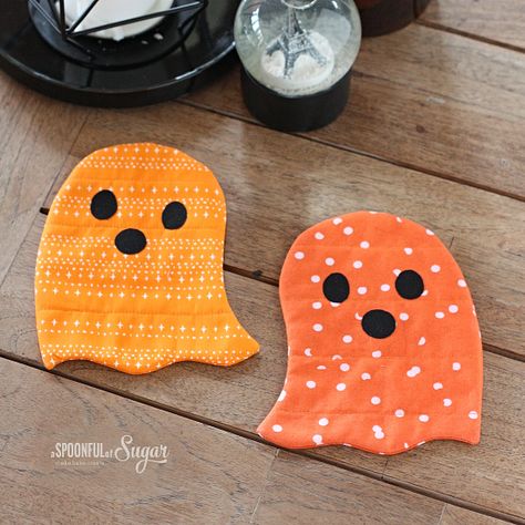 Couture, Tela, Patchwork, Mug Rug Halloween, Diy Halloween Coasters, Fall Sewing Projects To Sell, Halloween Coasters Diy, Halloween Sewing Ideas, Ghost Coasters