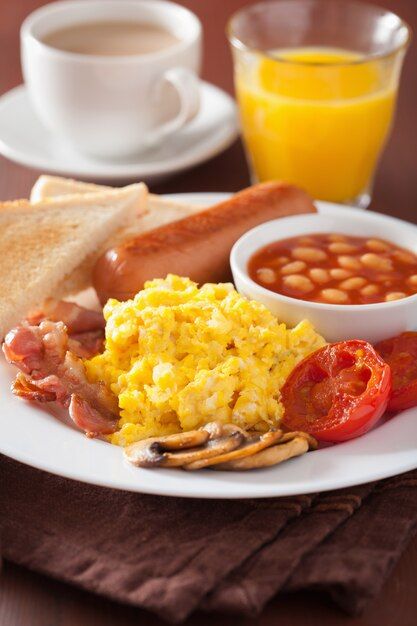 Scrambled Egg Recipes Healthy, Bacon Beans, Sausage Beans, Scrambled Eggs Bacon, Healthy Breakfast Menu, Easy Protein Meals, British Breakfast, Healthy Breakfast Sandwich, Eggs Scrambled