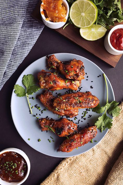 Sriracha Chicken Wings, Pizza Photography, Sticky Sauce, Spicy Wings, Sriracha Chicken, Easy Grilled Chicken, Food Photoshoot, Food Crush, Food Photography Inspiration