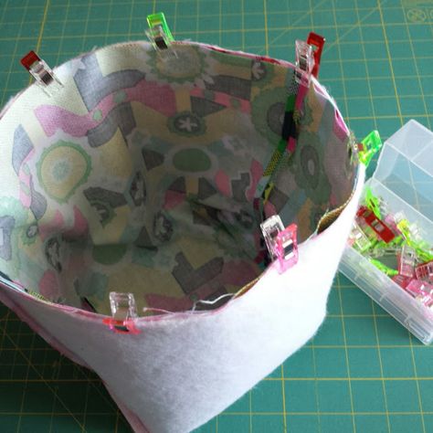 Fabric Basket Tutorial, Diy Sewing Gifts, Úložný Box, Fabric Bowls, Fabric Basket, Fabric Boxes, Clothes Basket, Diy Basket, Sewing Baskets