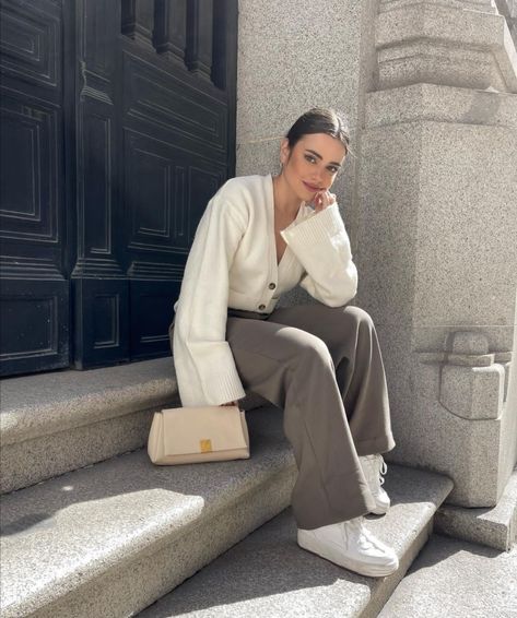 Grey Wide Leg Pants Outfit Winter, Light Grey Trousers Outfit, Grey Trousers Outfit, Trouser Pants Outfits, Trousers Outfit, Urban Chic Fashion, Trouser Outfit, 2024 Style, Grey Trousers