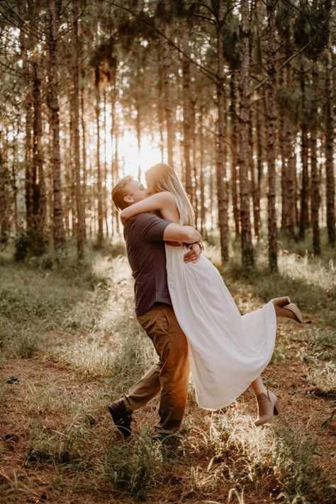 It always the best when an evening of photographs become so fluid that an engagement session turns into just getting to know some very special people. That’s what happened while capturing Thomas and Taylor’s outdoor engagement photos. Come see more of their outdoor engagement session, woodsy engagement pictures, couple engagement pictures nature, and couple engagement pictures outdoor. Book me for your Florida engagement photos or Florida engagement photoshoot at paisleysunshinewed.com. Engagement Pictures Woods Nature, Engagement Photos Rustic Ideas, Engagement Photoshoot Ideas Nature, Couple Shoot In Forest, Boho Fall Engagement Photos, Woodsy Couple Photos, Engagement Photos With Trees, Outdoor Photoshoot Couples, Forest Preserve Engagement Photos